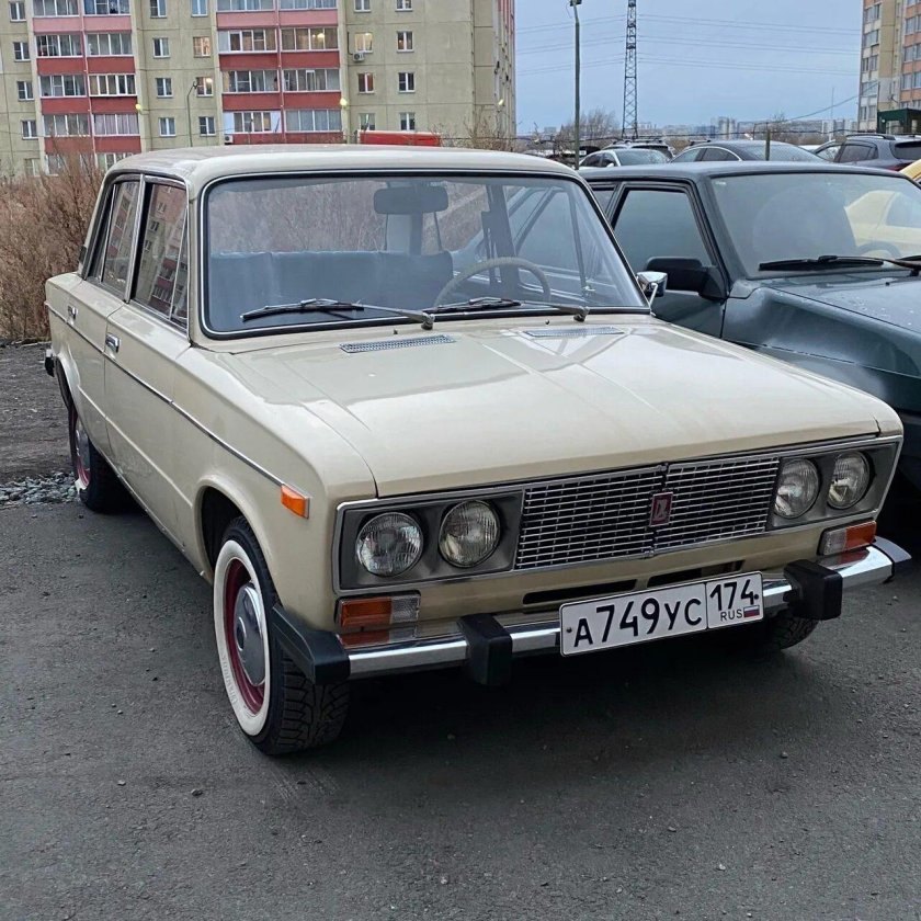 Бежевая ВАЗ 2106 на хром колпаках