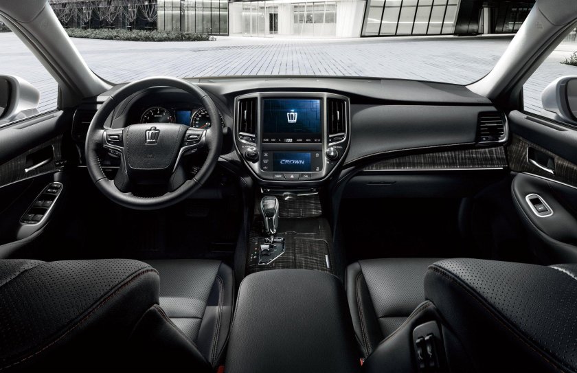 Toyota Crown athlete 2015