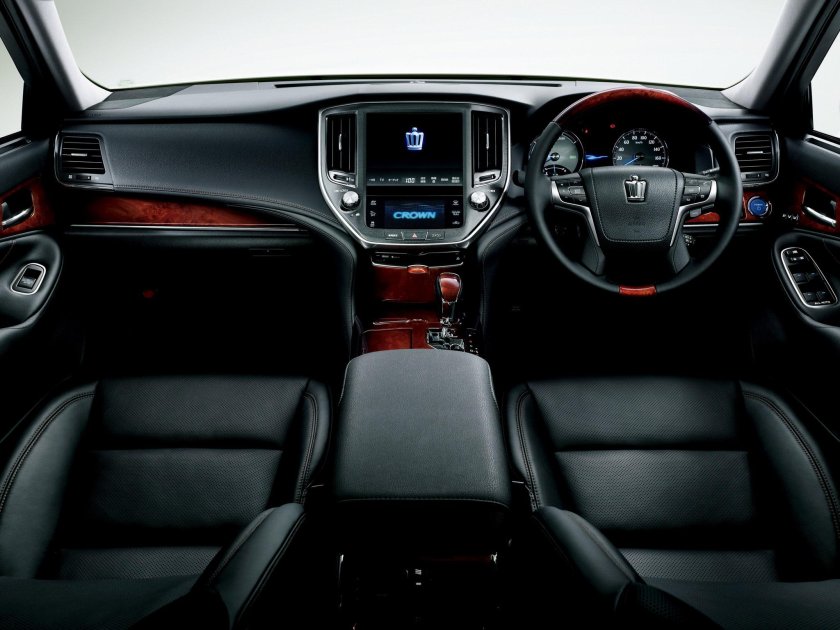 Toyota crown majesta 2014