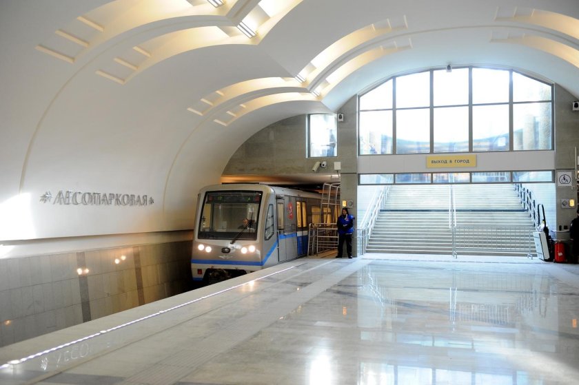 Станция метро Лесопарковая