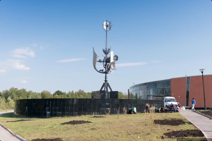 Памятник возле метро Битцевский парк