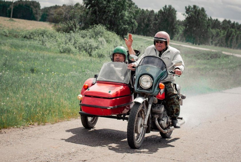 Кавказская пленница в люльке на мотоцикле