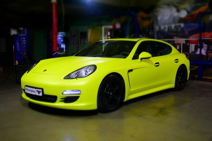 Порше Панамера желтый