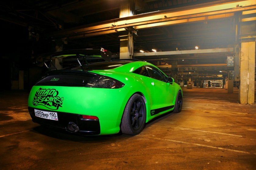 Салатовый Mitsubishi Eclipse