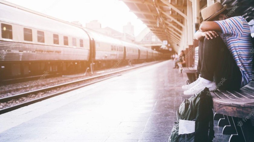 Человек ждет поезд