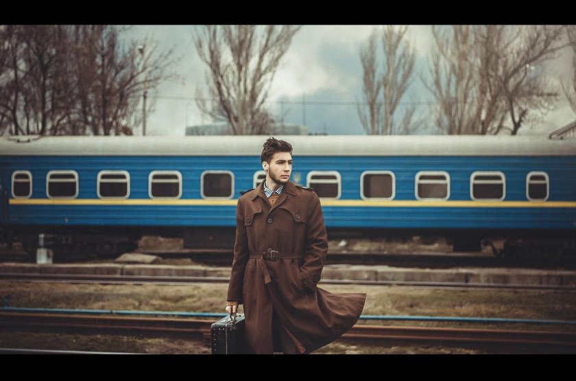 Парень на фоне поезда