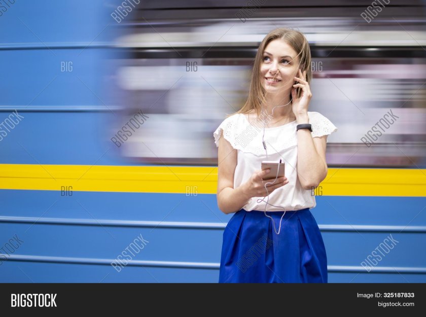 Девушка на фоне метро