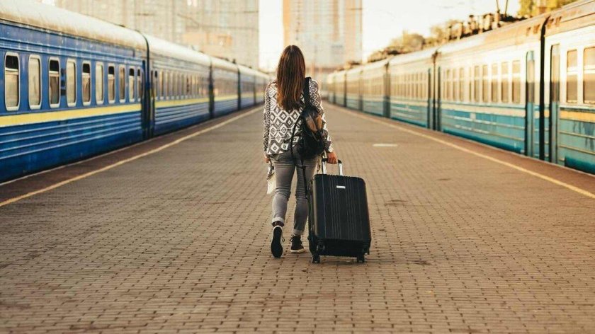 Девушка на вокзале с чемоданом