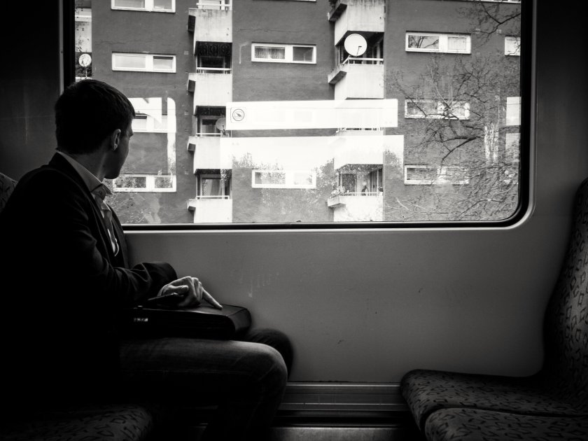 Человек сидит в поезде