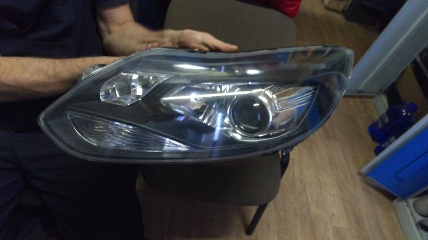 Фара Ford Focus 3 ксенон