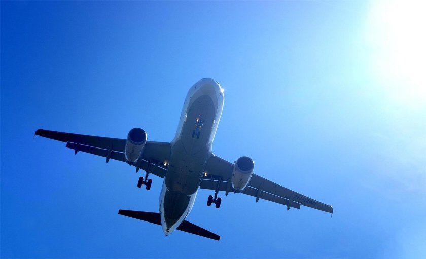 Самолет в небе вид снизу