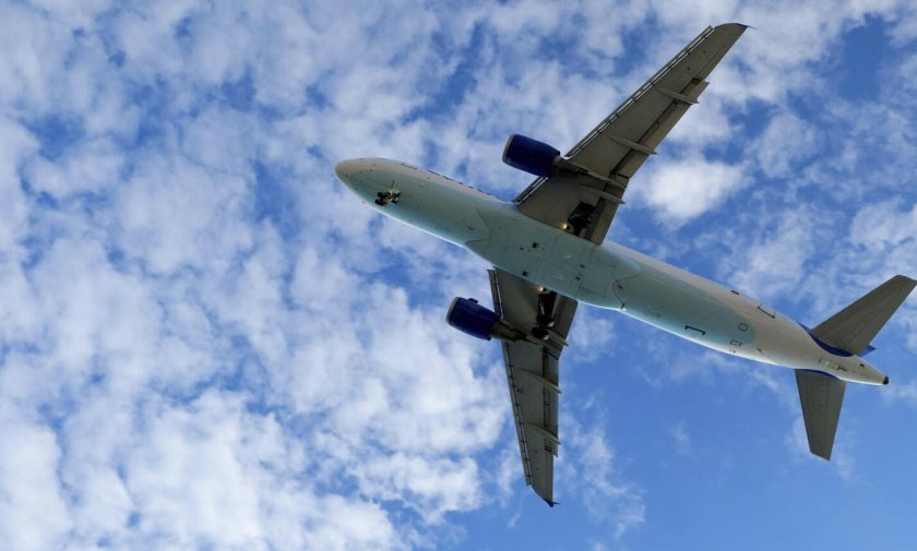 Самолет в небе вид снизу