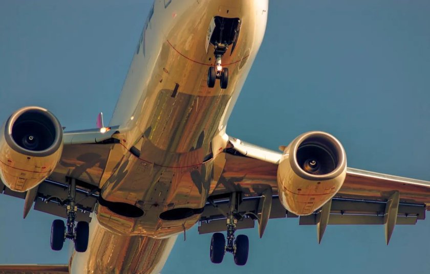 Самолет вид снизу моторный