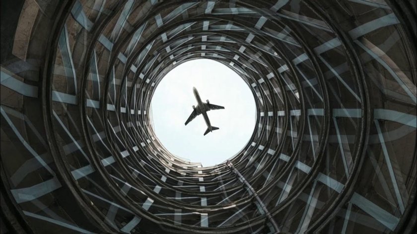 Самолет на небе вид с низу