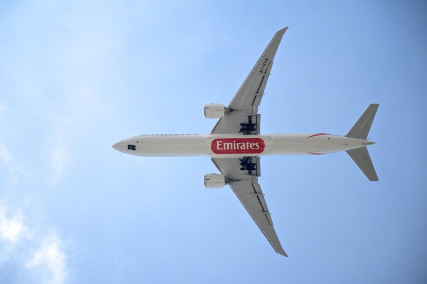 Самолёт Эмирейтс снизу