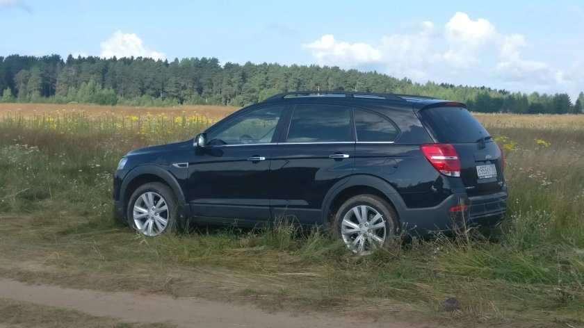 Chevrolet Captiva черная