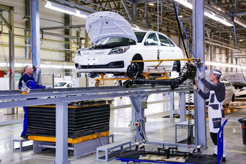 Работники завода электрокаров