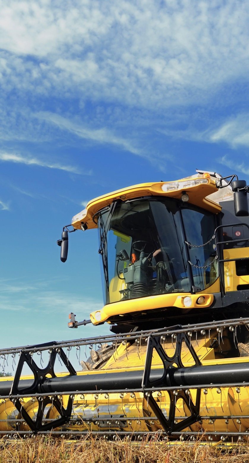 Желтый зерноуборочный комбайн