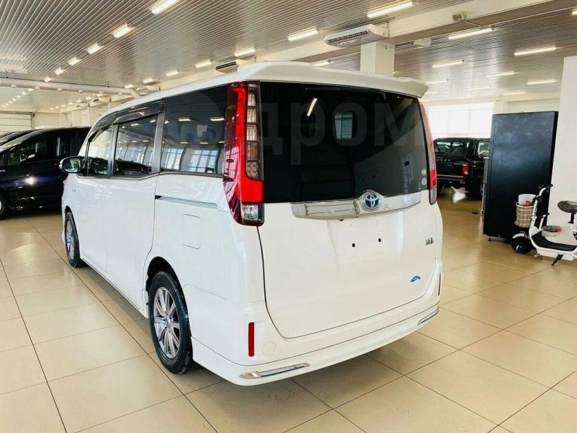 Toyota Noah 2014