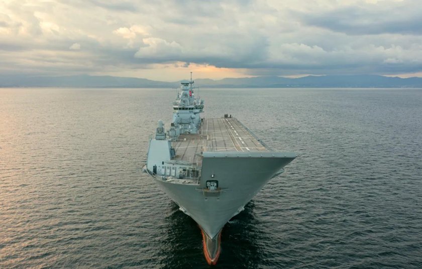 Первый авианосец в мире