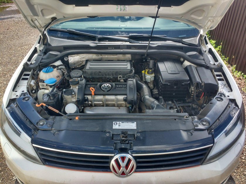 Подкапотка Джетта 6