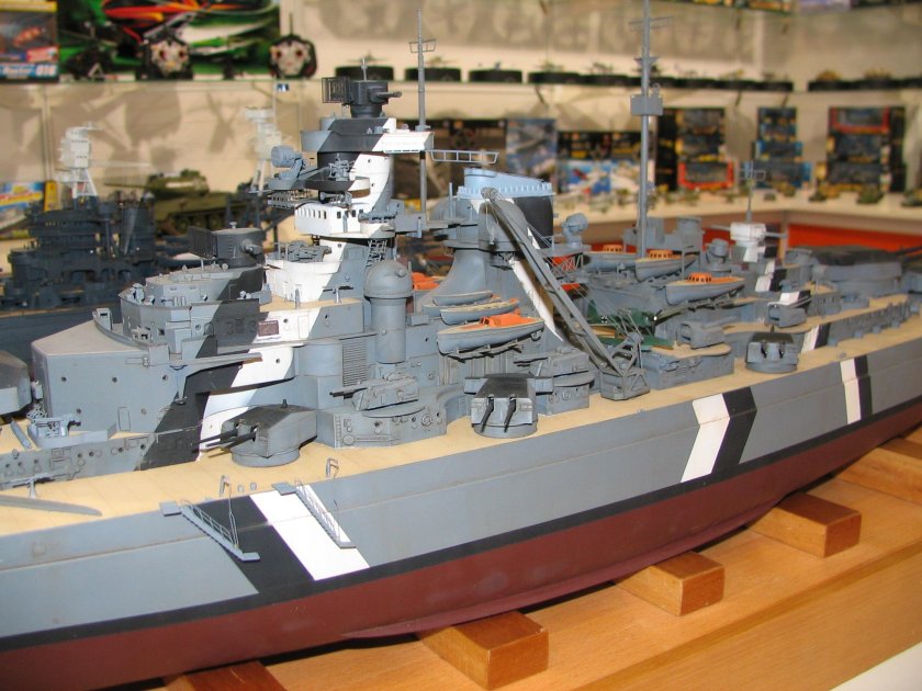 Модель линкора бисмарк 1/200