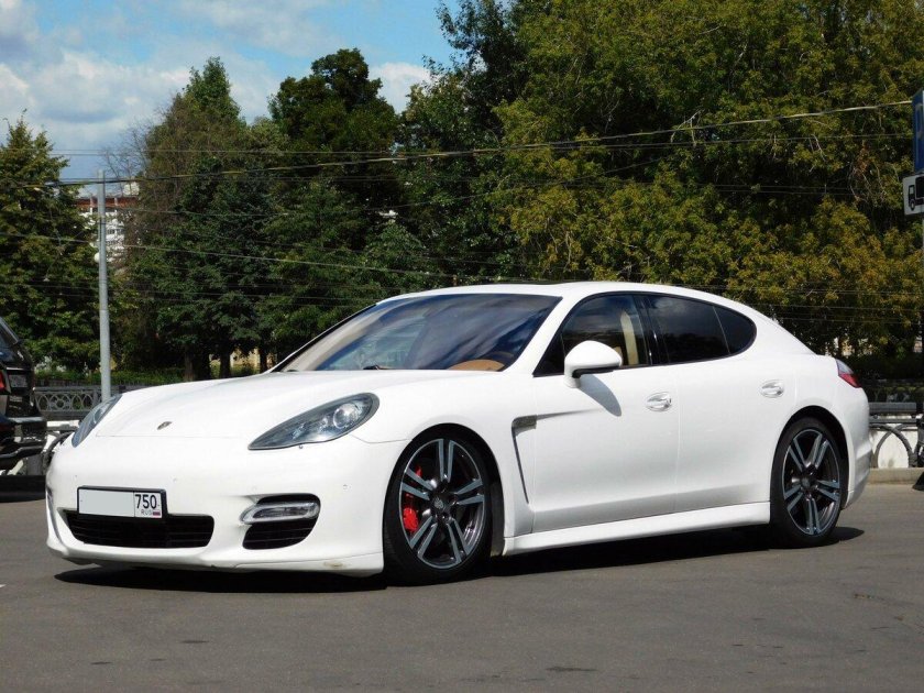 Порше Панамера белый