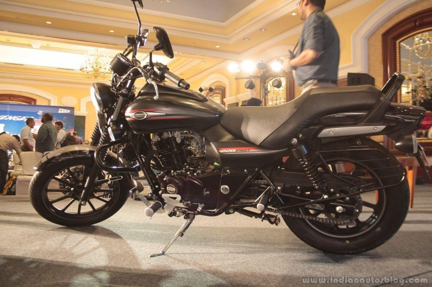 Bajaj Avenger 220 Street