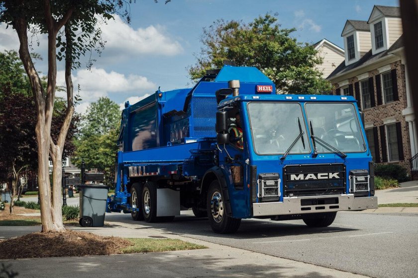 Mack LR