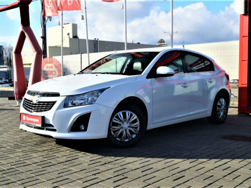 Шевроле Круз белого цвета