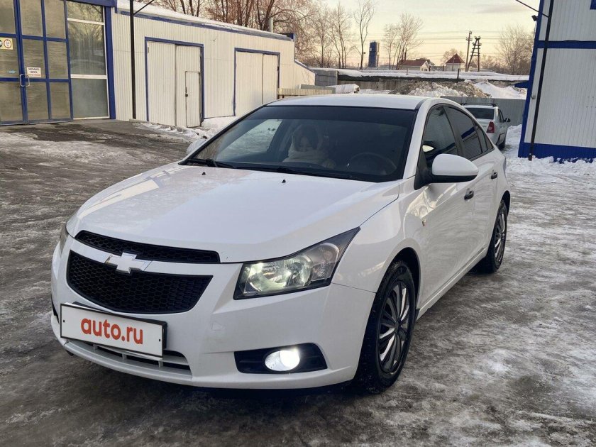 Дефлектор капота цвет белый Шевроле Круз 2012