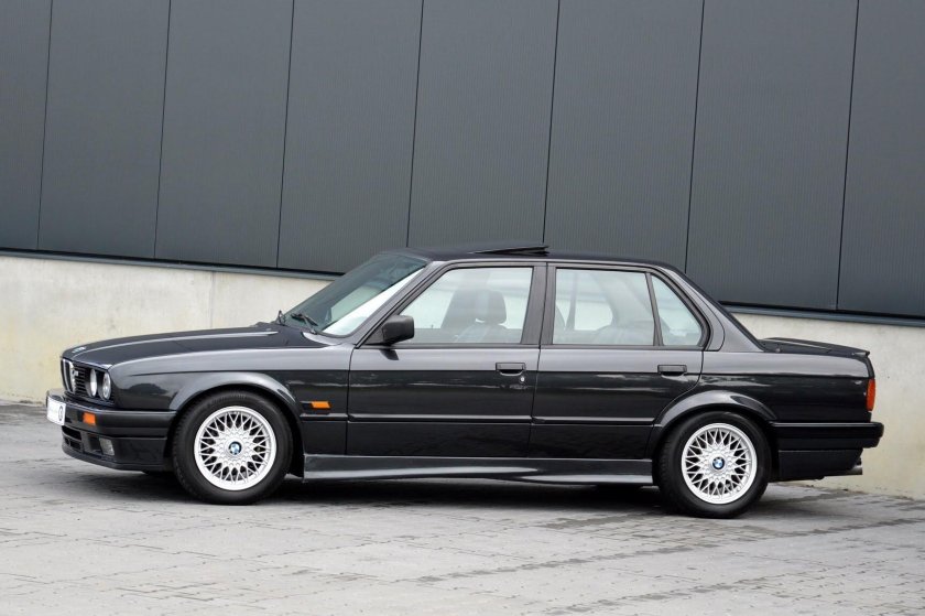 BMW e30 sedan