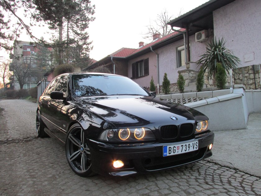 BMW e39 черная