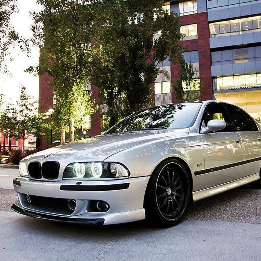 БМВ е39 серебристая