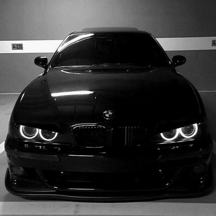 Злая черная БМВ м5