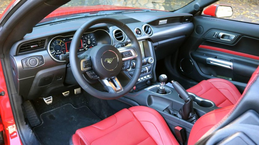 Форд Мустанг 2018 салон