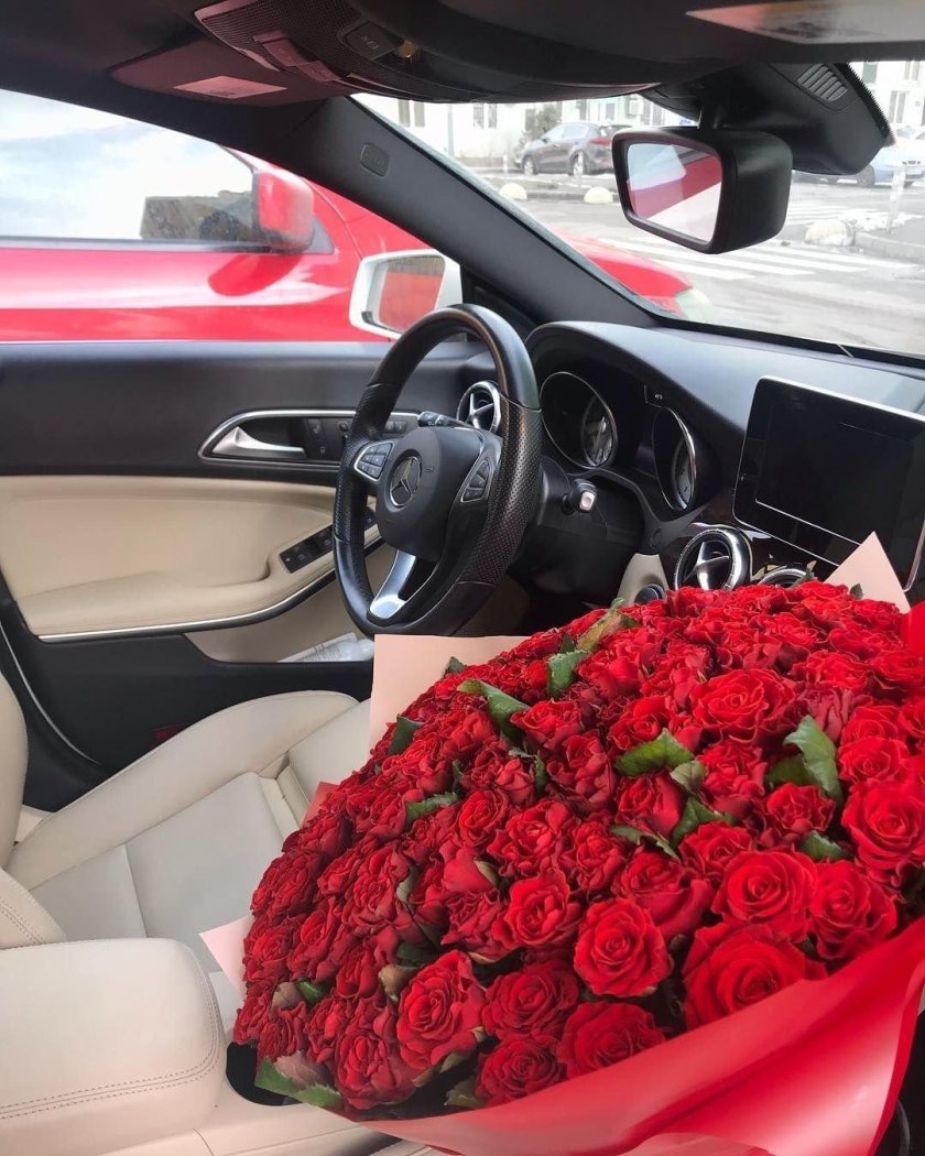 Красные розы в салоне автомобиля