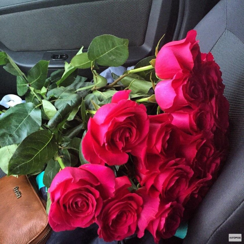 Букет цветов в машине