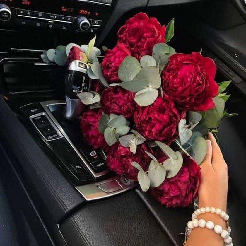 Шикарный букет в машине