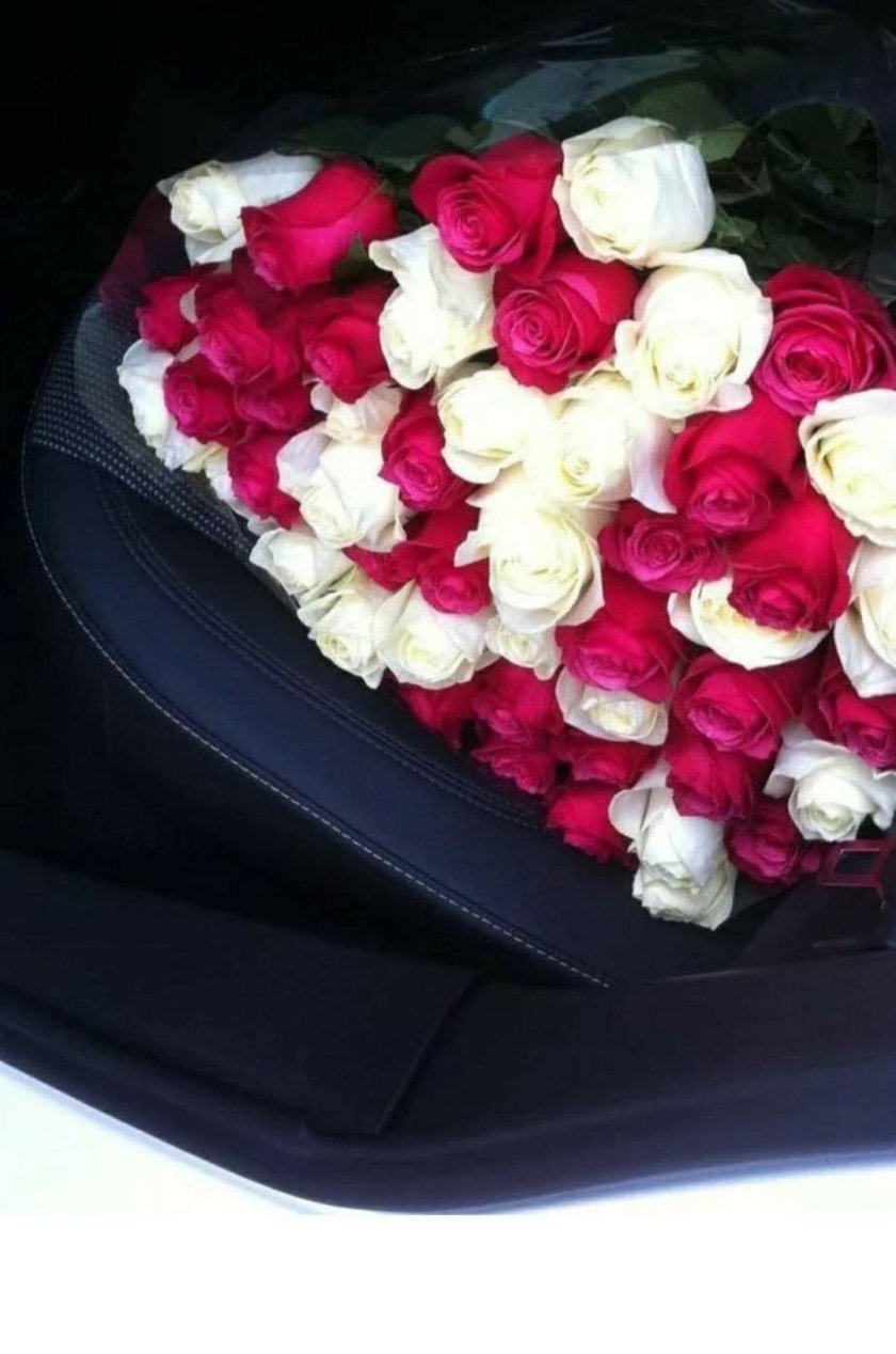 Букет цветов в машине на сиденье