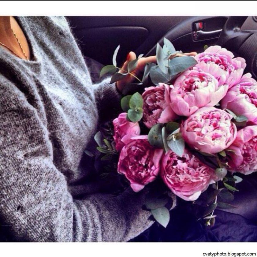 Девушка с букетом пионов