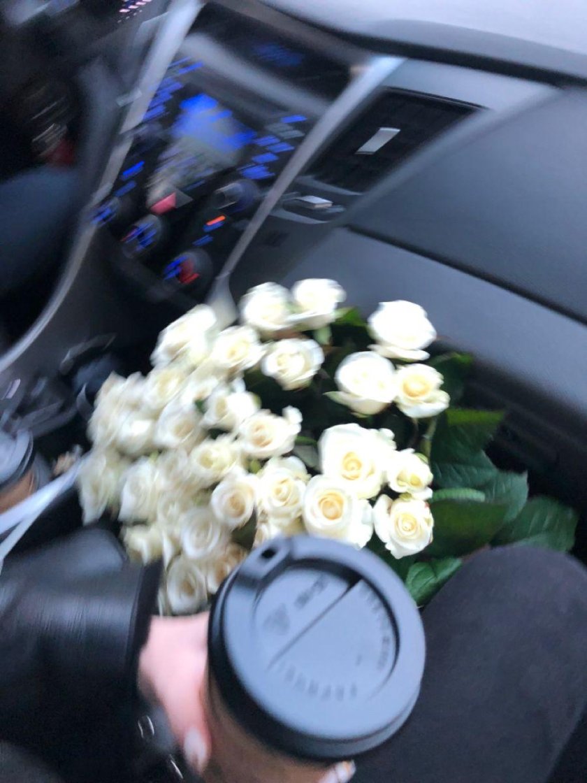 Мужчина на машине и букет роз