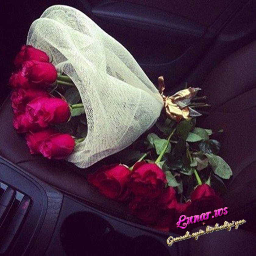 Букет цветов в машине на сиденье