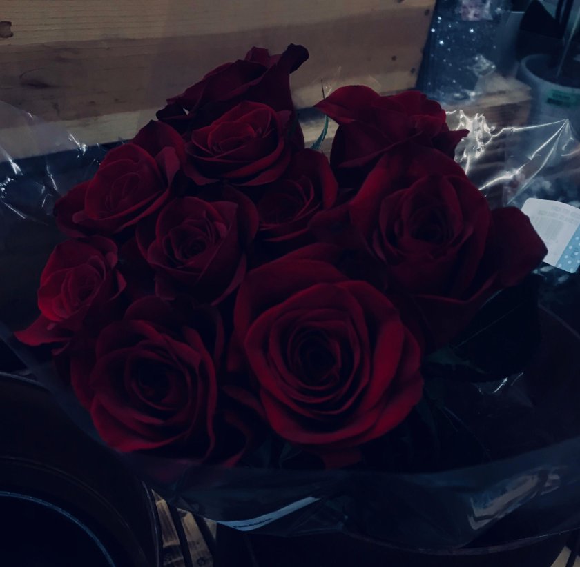 Букет роз в машине