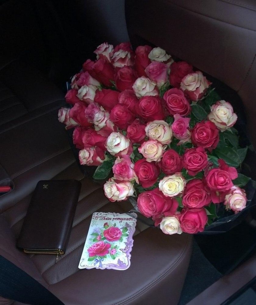 Букет цветов в машине