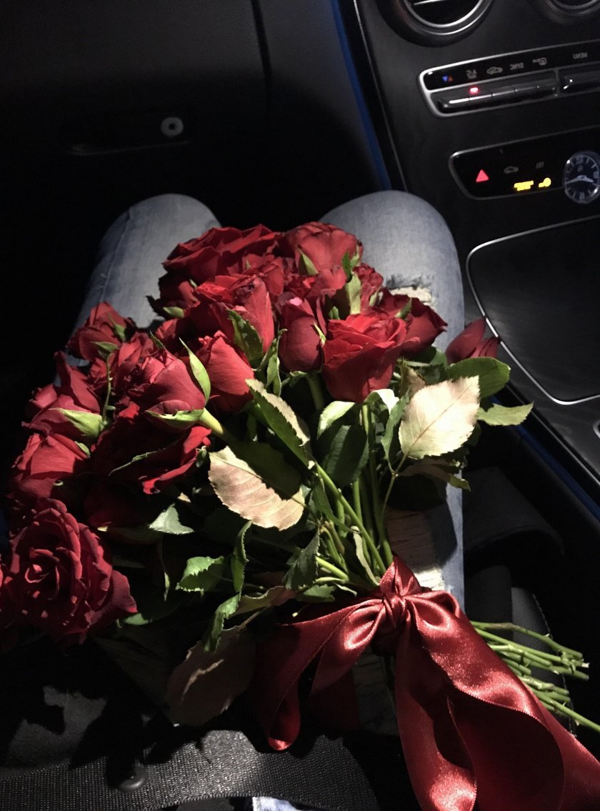 Цветы в салоне машины