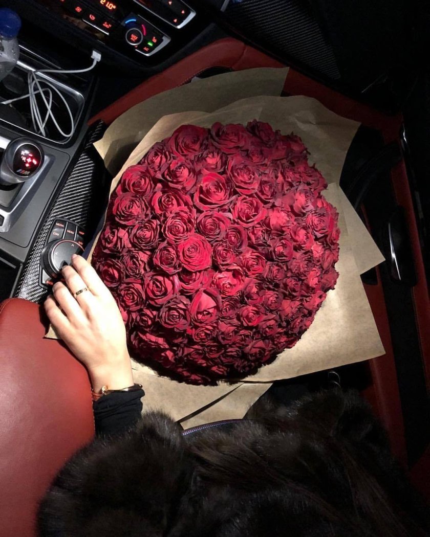 Розы в машине