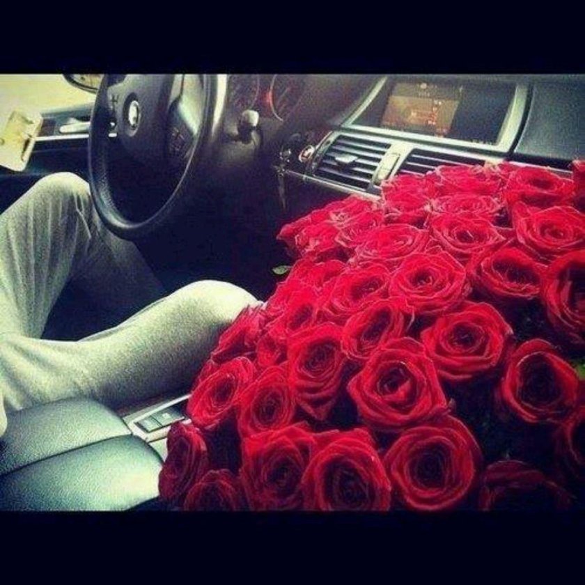 Жевкшкп с цветами в машине