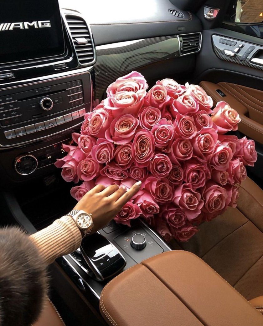 Шикарный букет цветов в машине