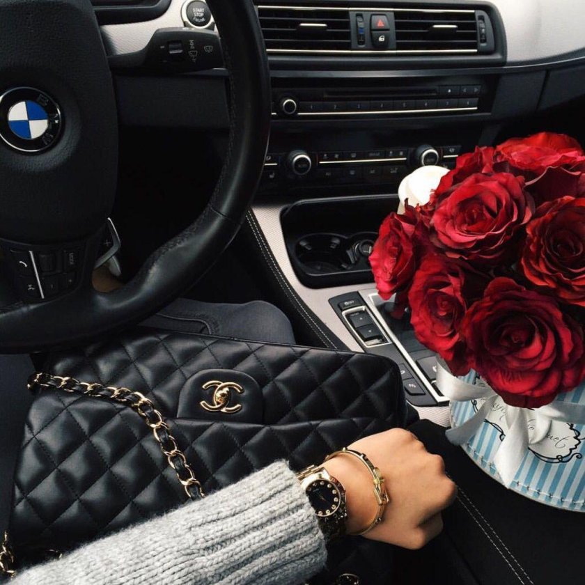 Красивый букет цветов в машине